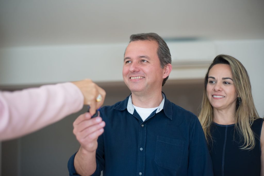 Couple recevant les clés de son nouveau logement